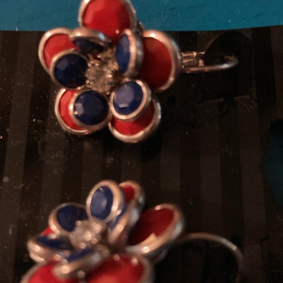 Earrings, Adorable 1” red, white & blue stone flower earrings - spring clasps - Picture 4 of 8